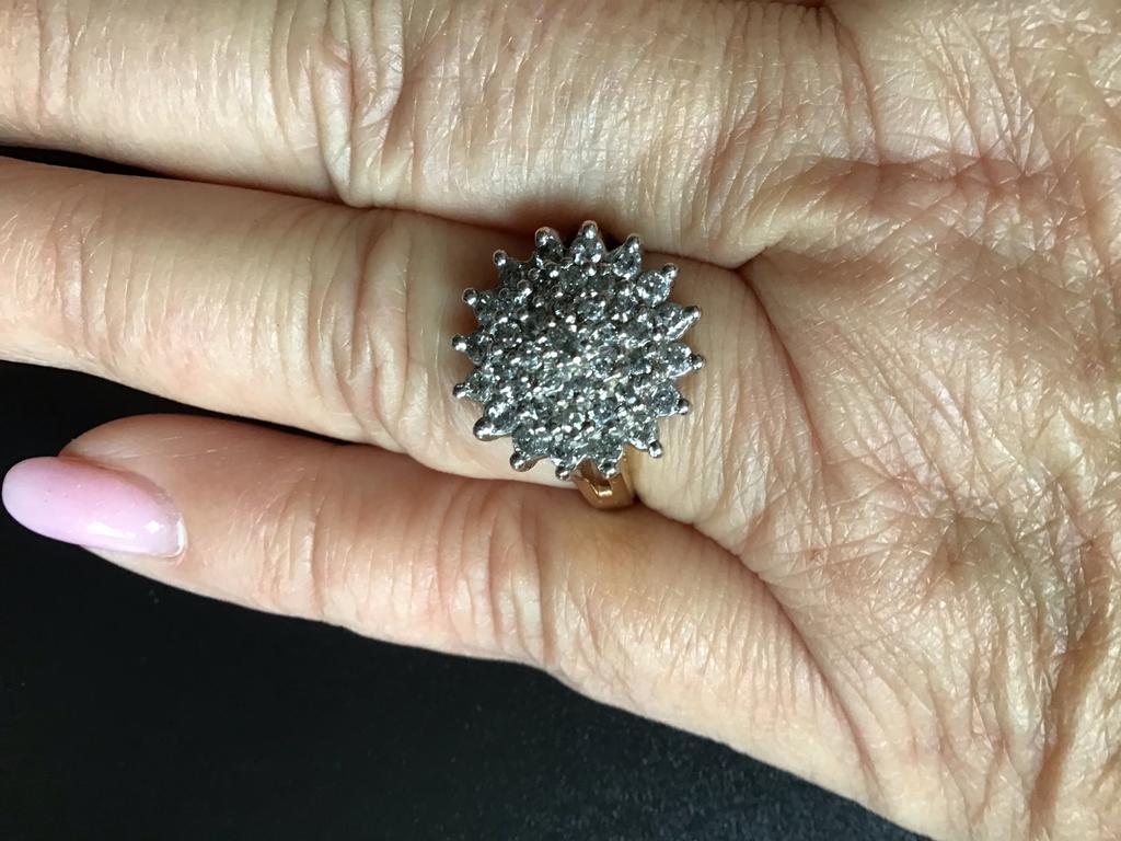 Gouden ring met diamanten cluster, Ophalen of Verzenden, Zo goed als nieuw, 17 tot 18, Met edelsteen