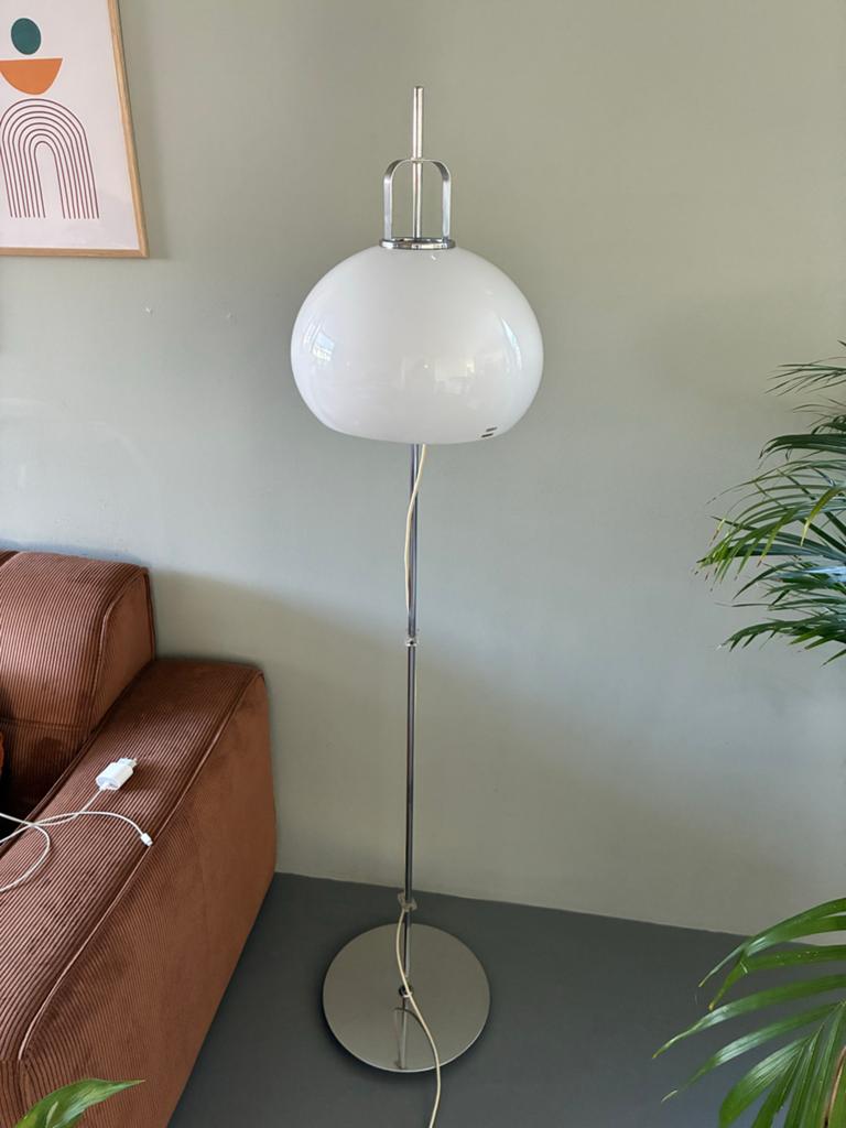 Vintage Space age “Lucerna” Harvey Guzzini vloerlamp, Vintage Space Age Italian design, Gebruikt, Ophalen of Verzenden, Metaal