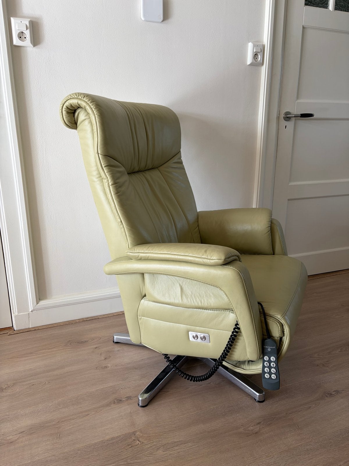 Prominent Elektrische Sta-op/Relaxstoel - Leer, Huis en Inrichting, Ophalen, Overige kleuren, Leer, Zo goed als nieuw