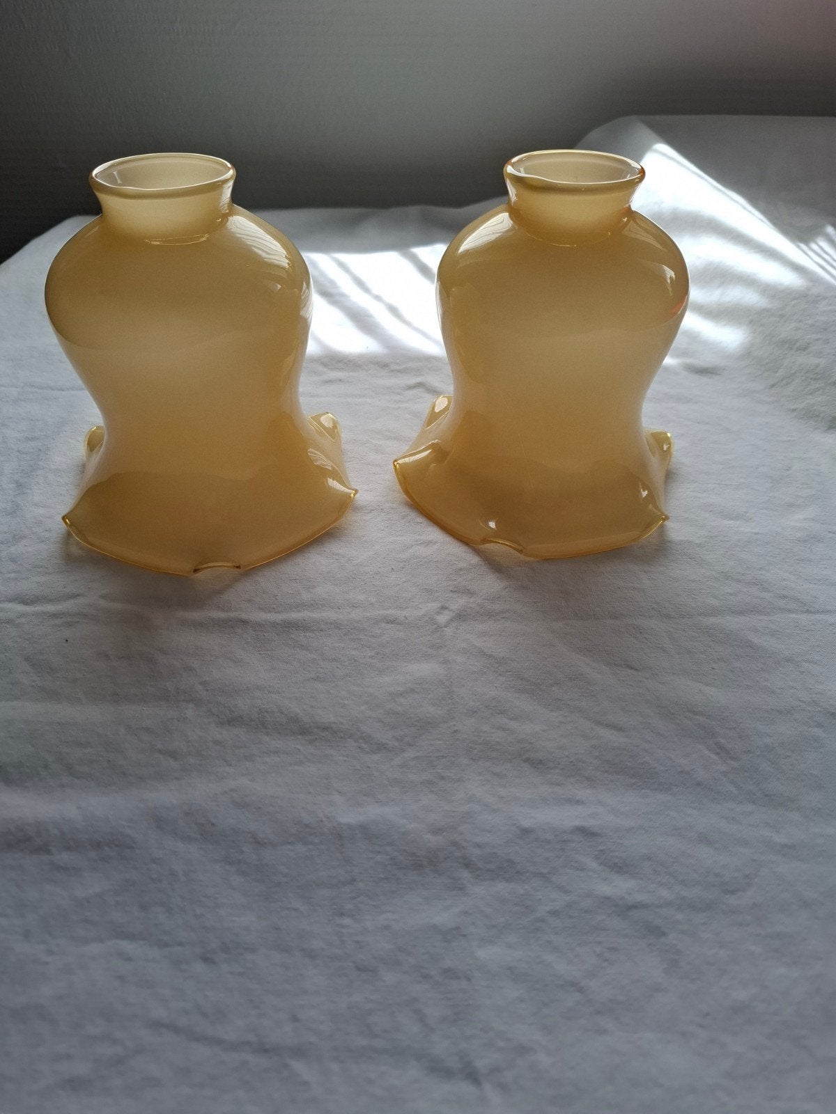 2 oude gele rok glazen lampenkappen, Ophalen of Verzenden, Gebruikt, Rond, Minder dan 25 cm