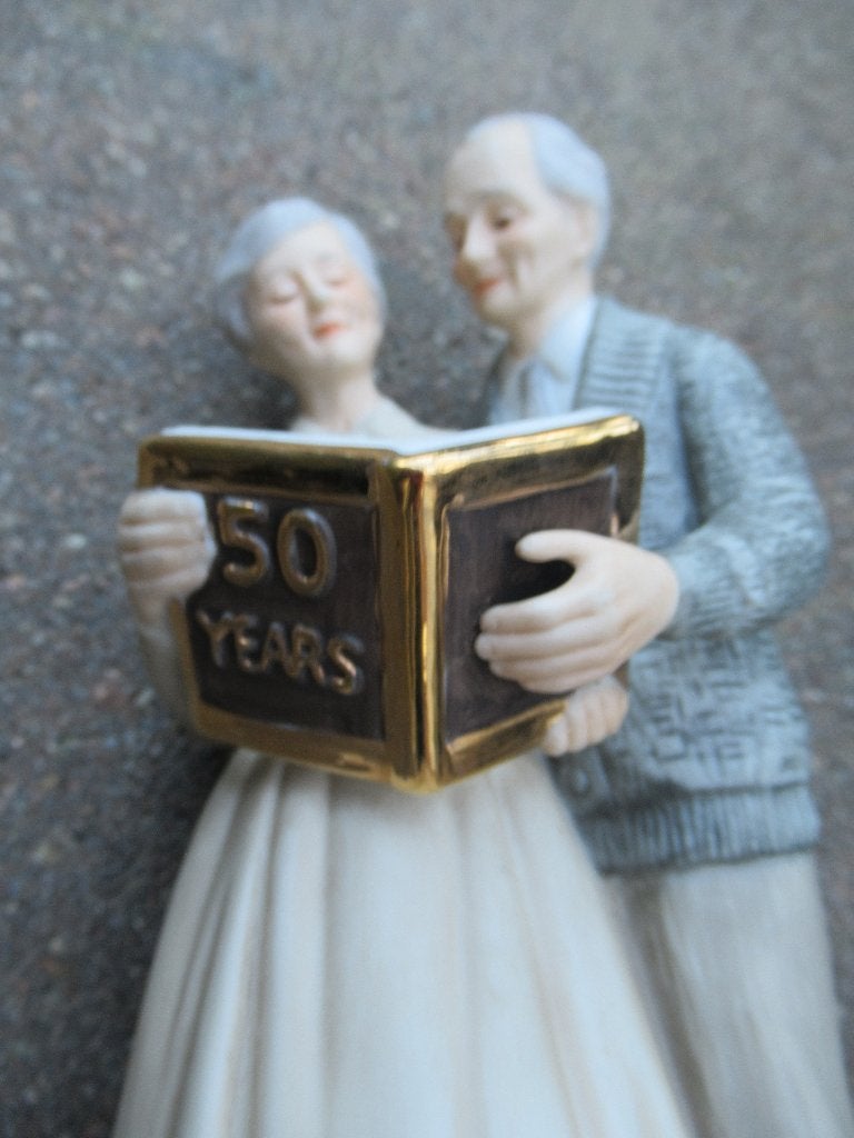 50 Jaar Huwelijk beeldje gesigneerd Enesco 1983 onbeschadigd, Ophalen of Verzenden