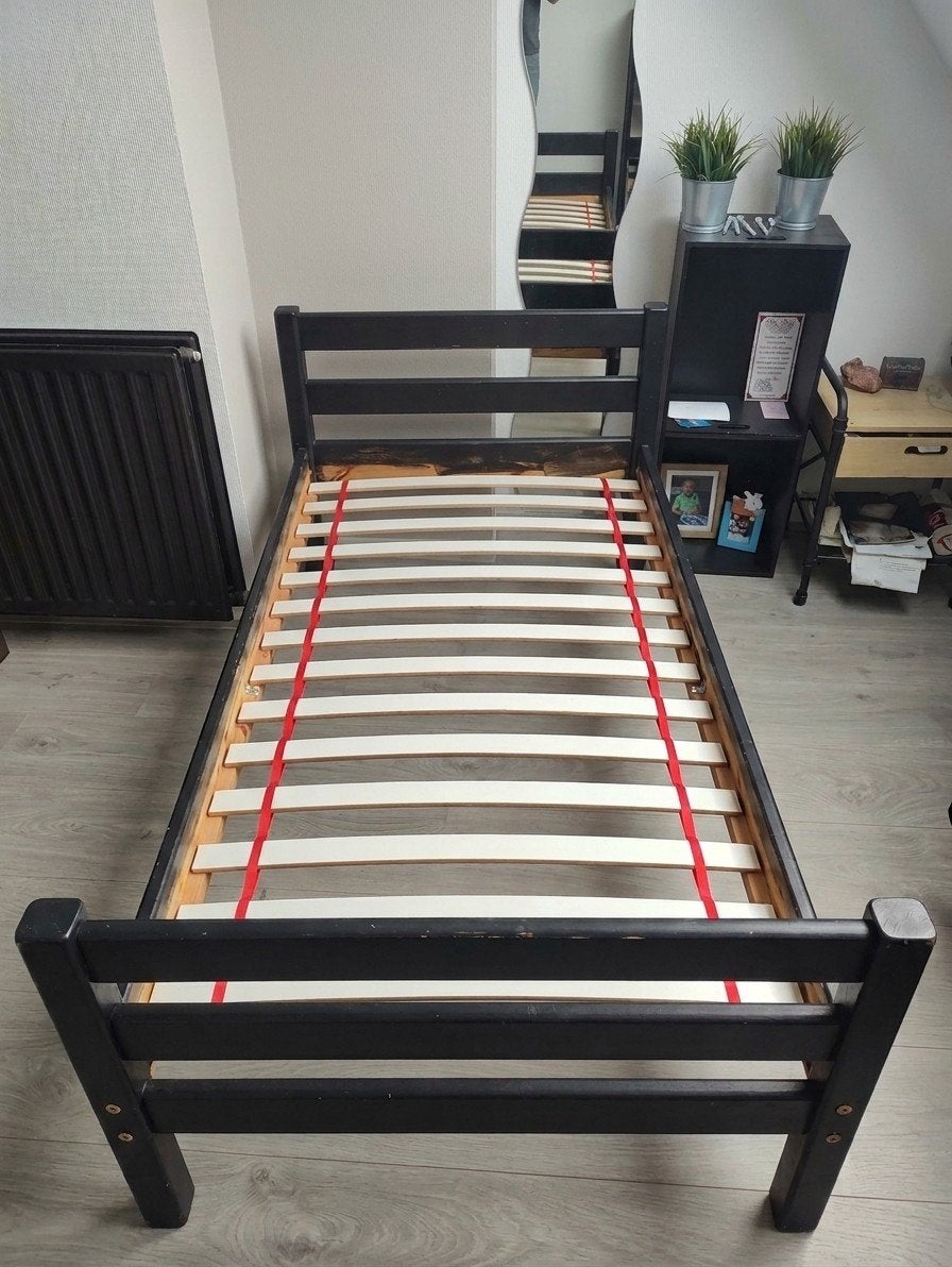 Zwart houten eenpersoonsbed met lattenbodem, Huis en Inrichting, Ophalen, Eenpersoons, Hout, 100 cm