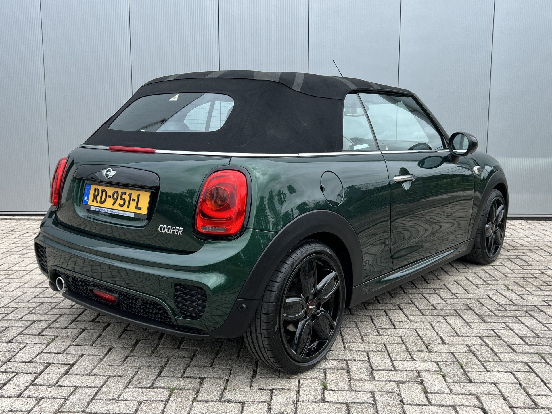 MINI Cooper Cabrio 1.5 136 pk Automaat JCW Navigatie Head-Up, 136 pk, Gebruikt, 4 stoelen, Bedrijf