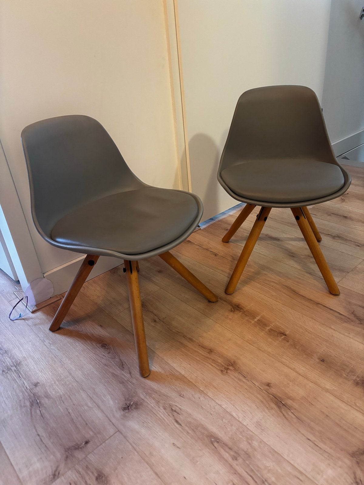 Twee grijze kinderstoelen met houten poten, Huis en Inrichting, Stoelen, Ophalen, Gebruikt, Twee, Grijs
