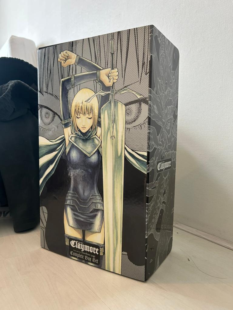 Claymore Complete Box Set: Volumes 1-27 with art book, Complete serie of reeks, Ophalen of Verzenden, Zo goed als nieuw