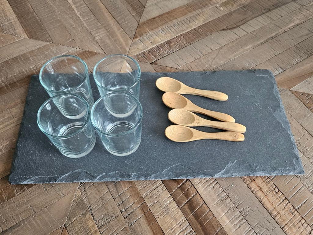 Leisteen serveerplank met glaasjes en bamboe lepels, amuse, Snij-/serveerplank, Ophalen of Verzenden, Zo goed als nieuw, Steen/keramiek