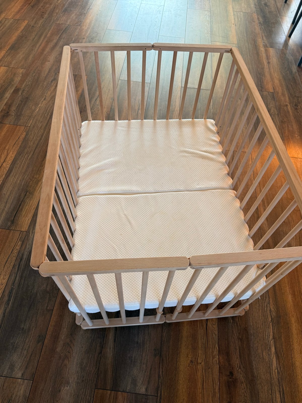 Inklapbare houten baby box met matras, Ophalen, Zo goed als nieuw, Vierkant, Wieltjes