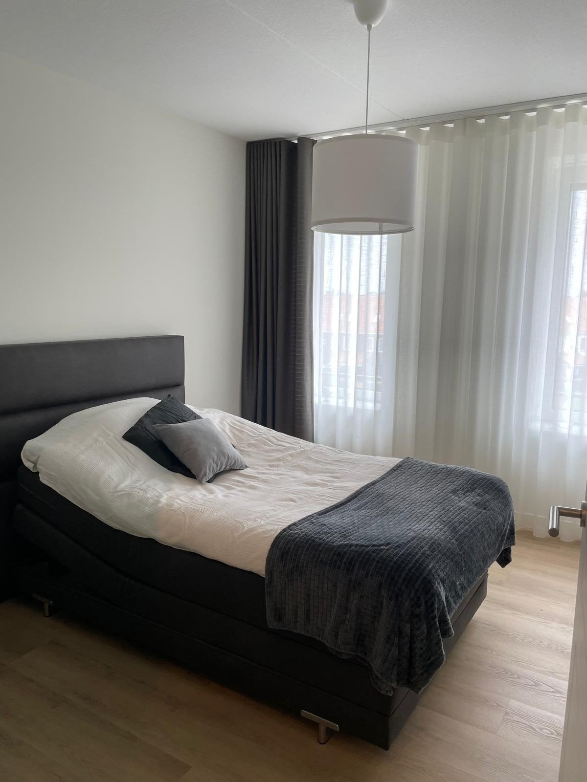 zeer mooie boxspring te koop, elektronisch, Ophalen, 140 cm, Zo goed als nieuw, Twijfelaar