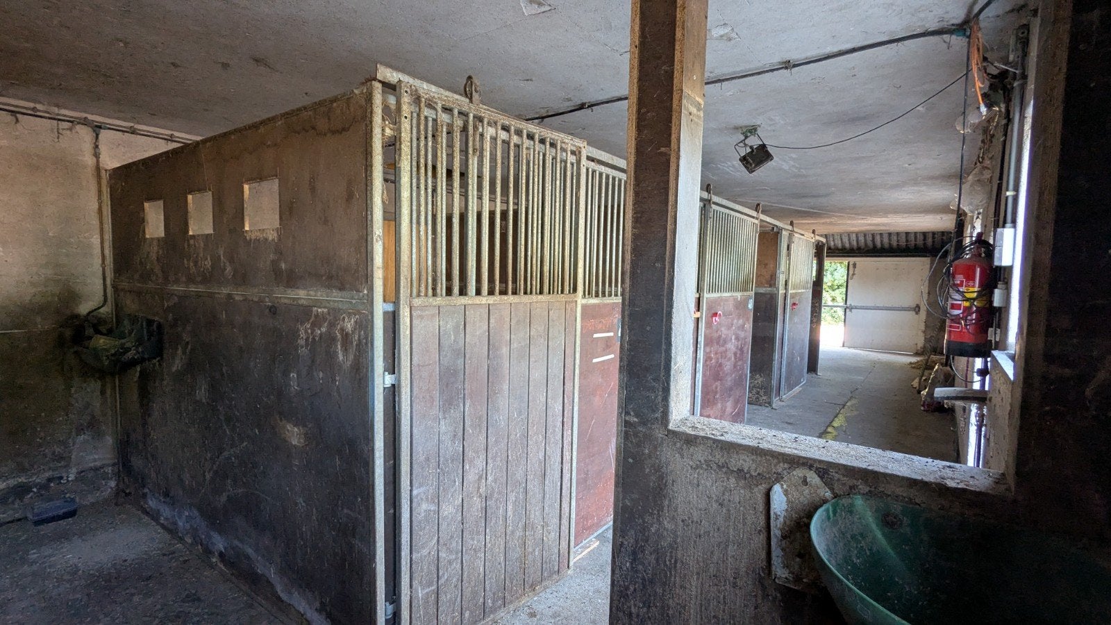 4 (a 5)  stallen, met 5 tussenwanden, Dieren en Toebehoren, Stalling en Weidegang, Stalling, 4 paarden of pony's of meer