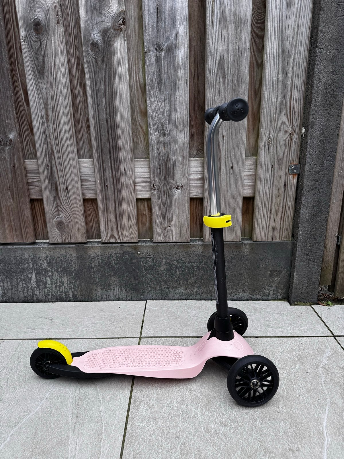 Roze kinderstep met 3 wielen - Zo goed als nieuw, Fietsen en Brommers, Ophalen of Verzenden, Zo goed als nieuw, Gewone step