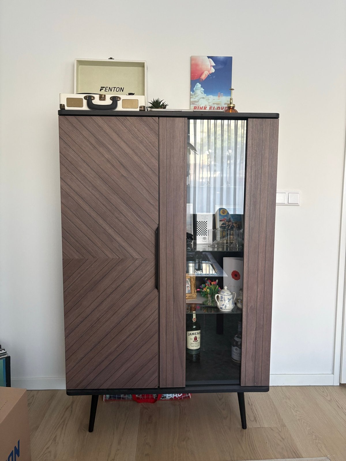 Mooi walnoten houten buffet/vitrine/servies kastje, Huis en Inrichting, Ophalen, 100 tot 150 cm, 50 tot 100 cm, Zo goed als nieuw