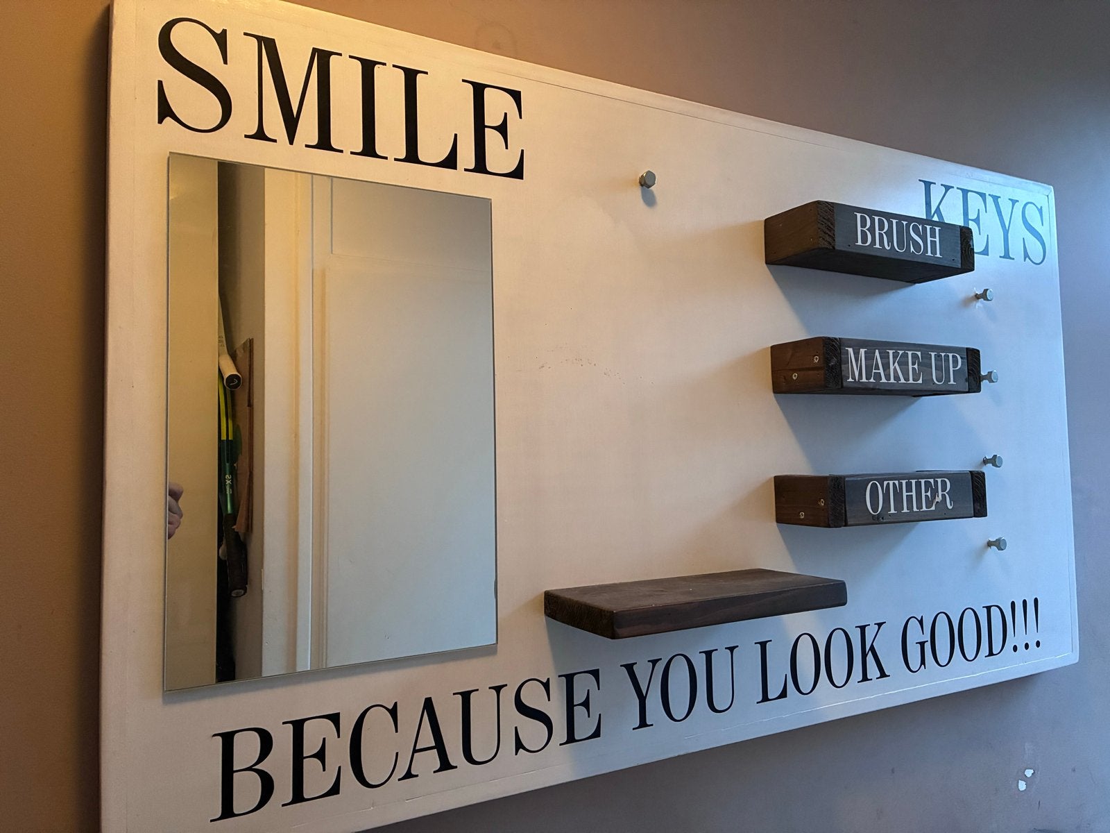 Wanddecoratie met spiegel, planken en haken - Smile!