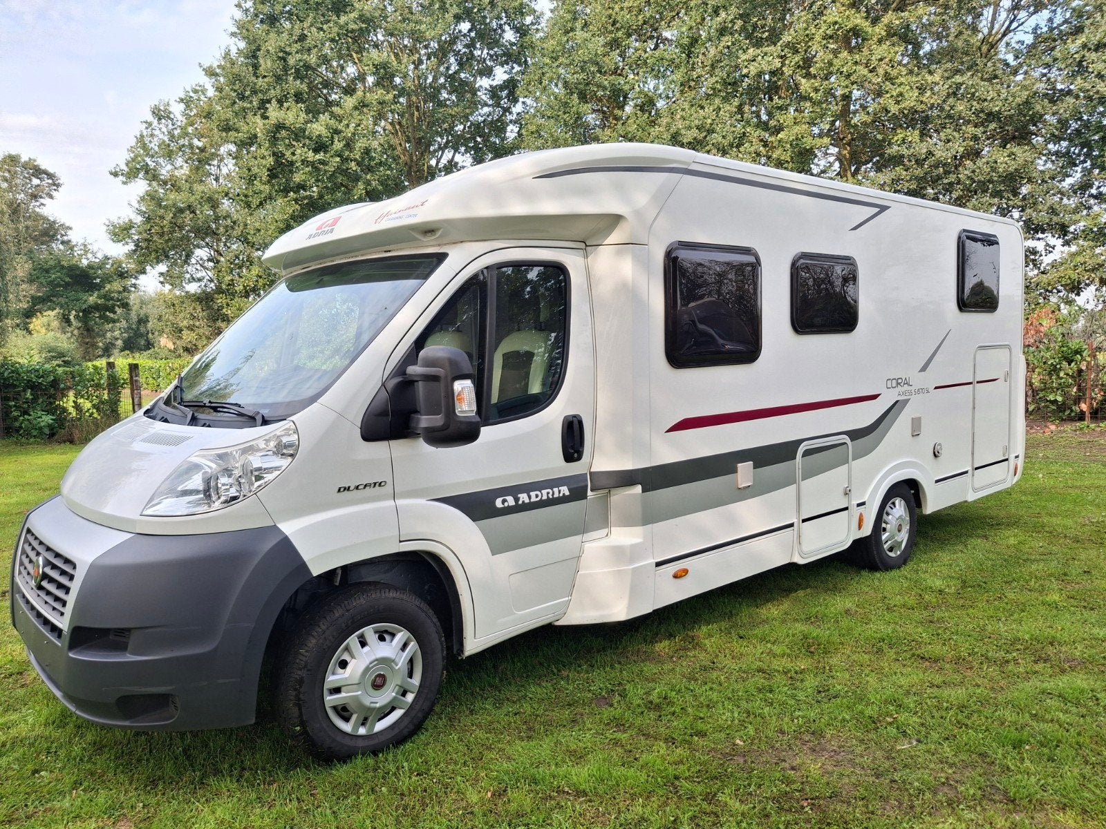 Foto 4 van " ADRIA CORAL S 670 SL -2013 - 65000 KM - APARTE BEDDEN'"