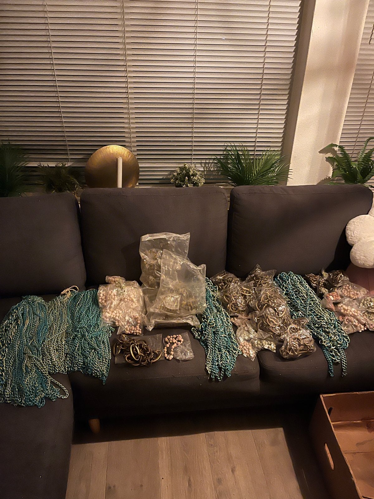 Grote doos met ruim 200 armbanden en kettingen nieuw, Ophalen, Overige materialen, Overige kleuren, Nieuw