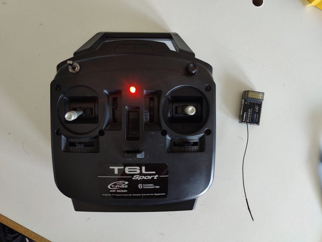 Futuba t6l handzender 2.4ghz voerboot - ontvanger R3106GF, Ophalen of Verzenden, Zo goed als nieuw, Overige typen