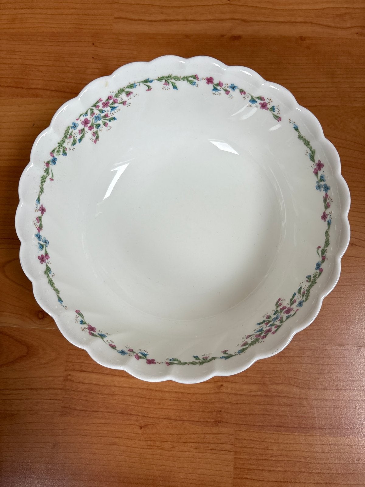 Friesland Fine Bone China schaal met bloemmotief, Overige merken, Klassiek, Ophalen of Verzenden, Porselein