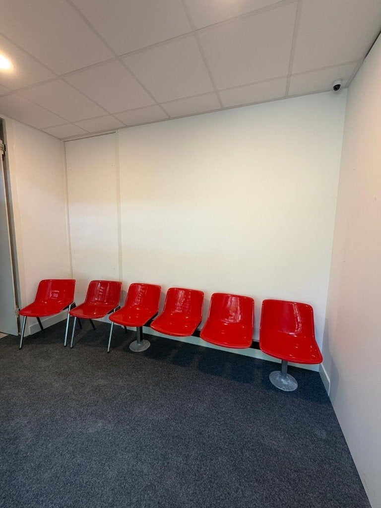 Wachtkamerbanken met rode kuipstoelen, Huis en Inrichting, Ophalen, Kunststof, 4-zits wachtkamerbank met 2 bijpassende losse stoelen