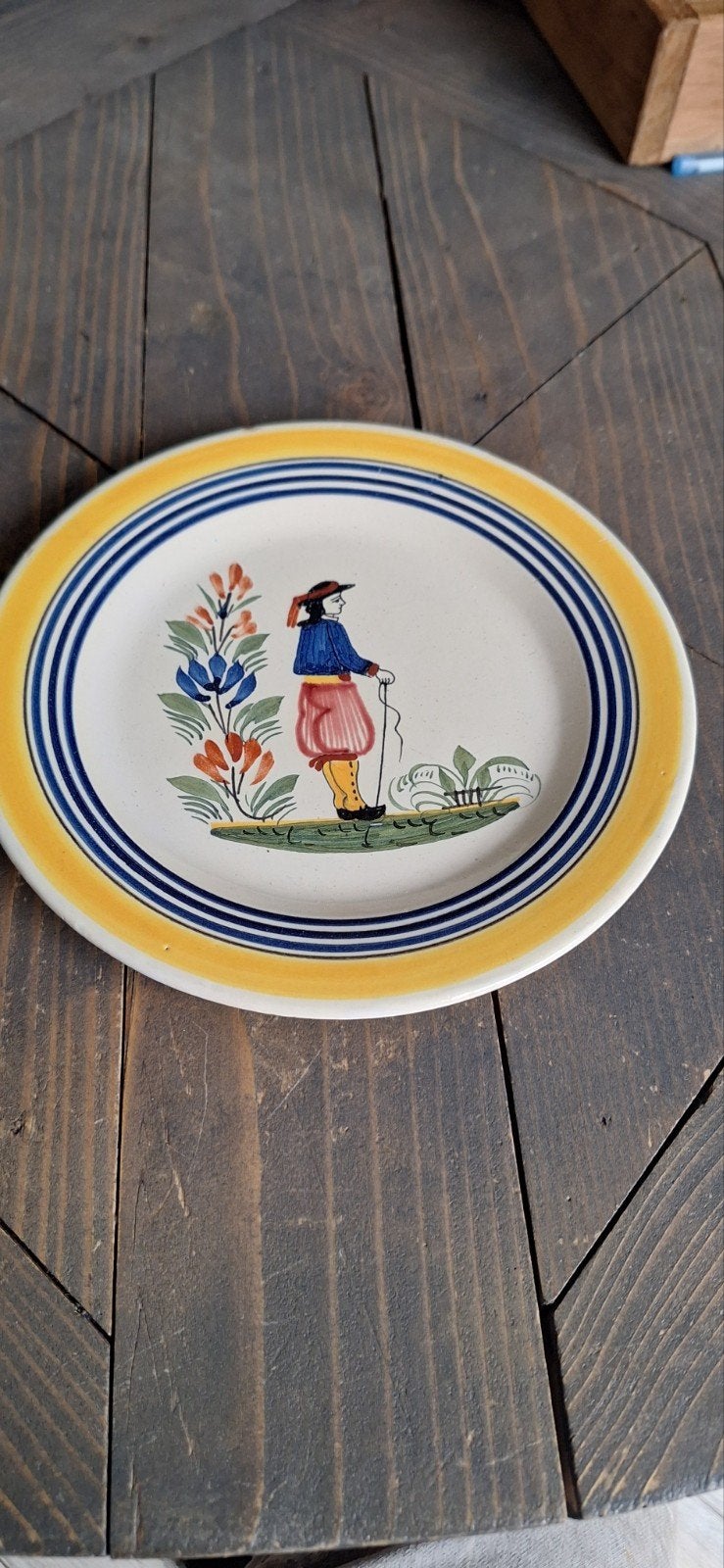 Vintage Henriot Quimper France bord met figuur, Antiek en Kunst, Ophalen of Verzenden