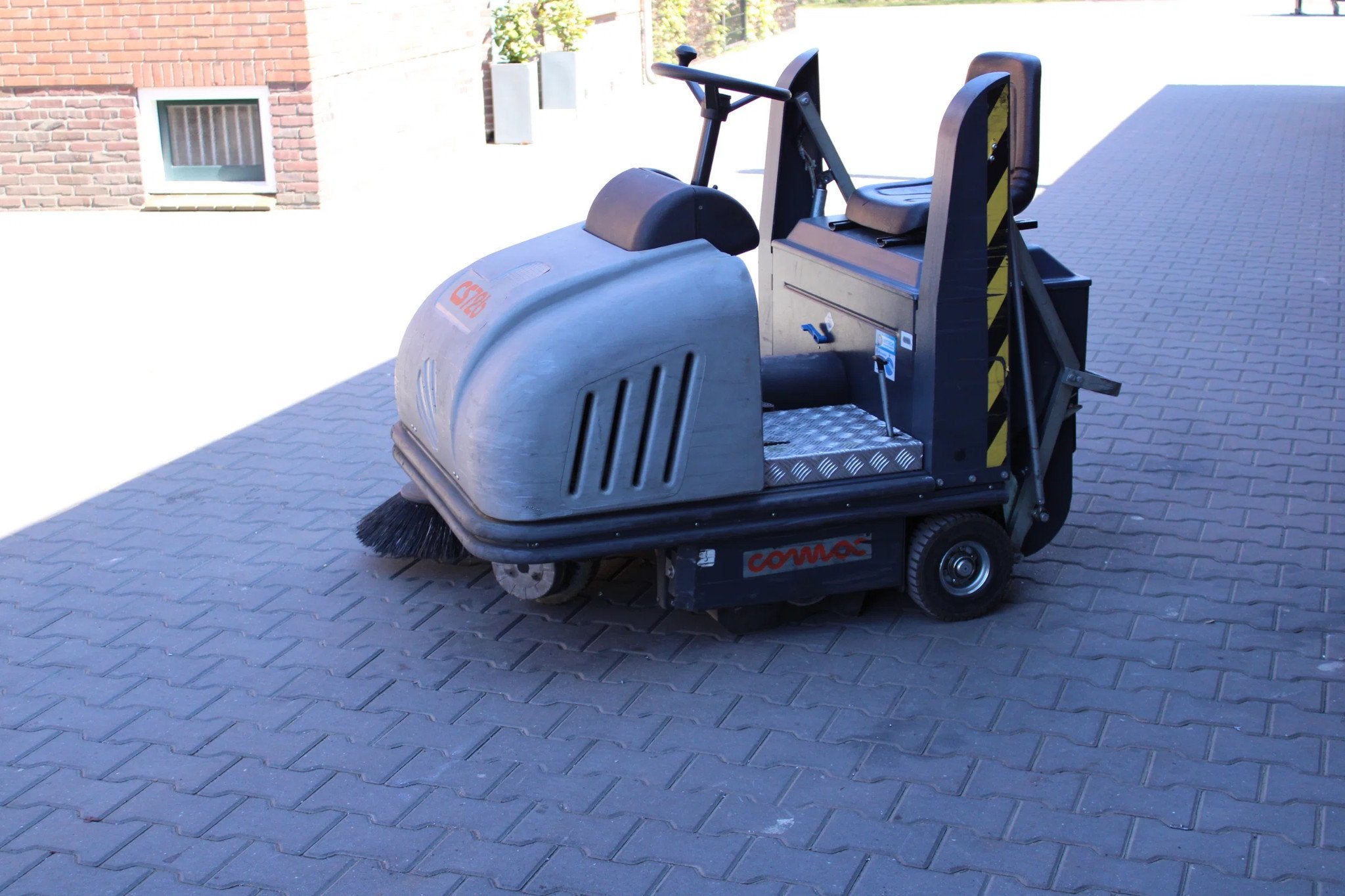 cowaco zit veegmachine elektrische hoogkieper (bj 2010)