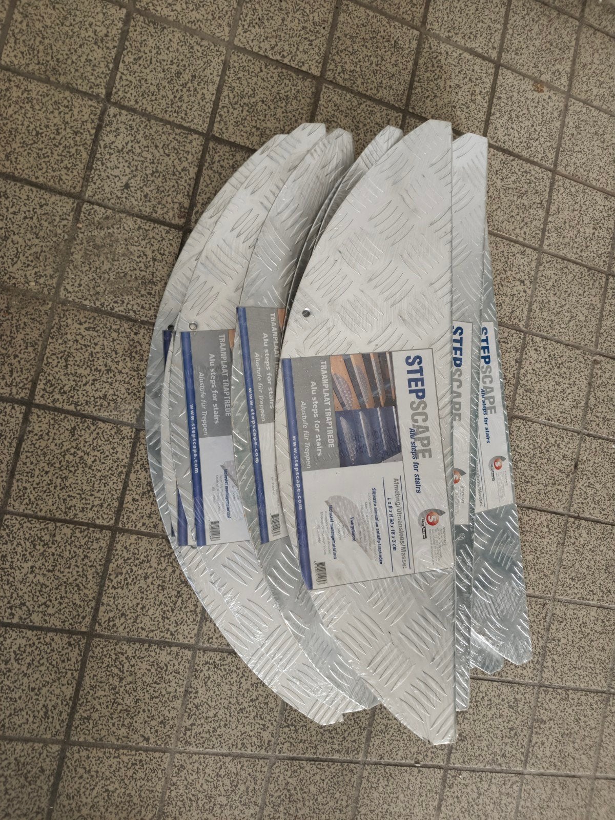 11x Nieuwe traanplaat traptredes met schroeven, Ophalen, Nieuw