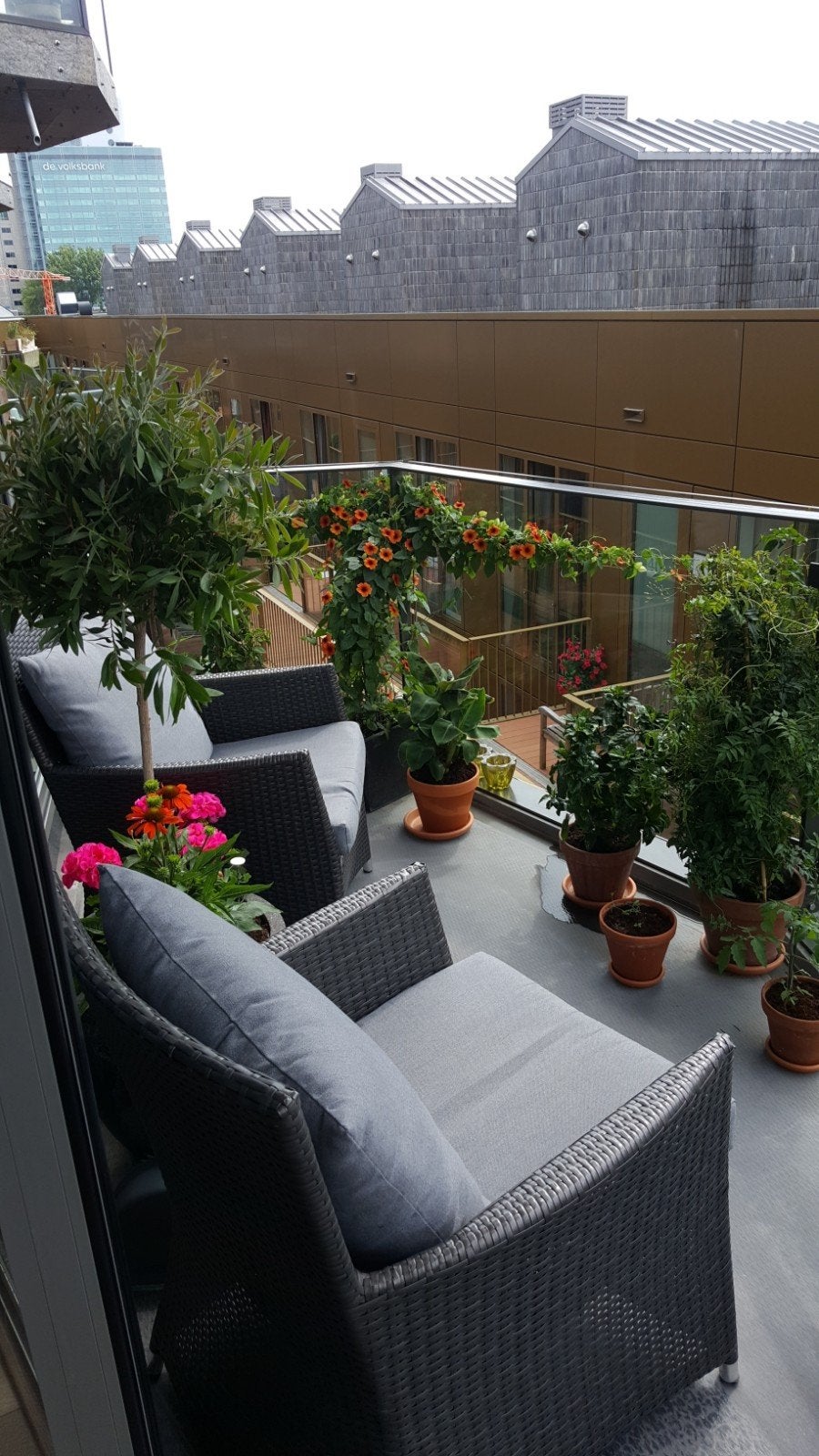 Gratis - 2 stoelen met kussens - 1 rugleuning beschadigd, Tuin en Terras, Tuinstoelen, Ophalen, Gebruikt, Wicker