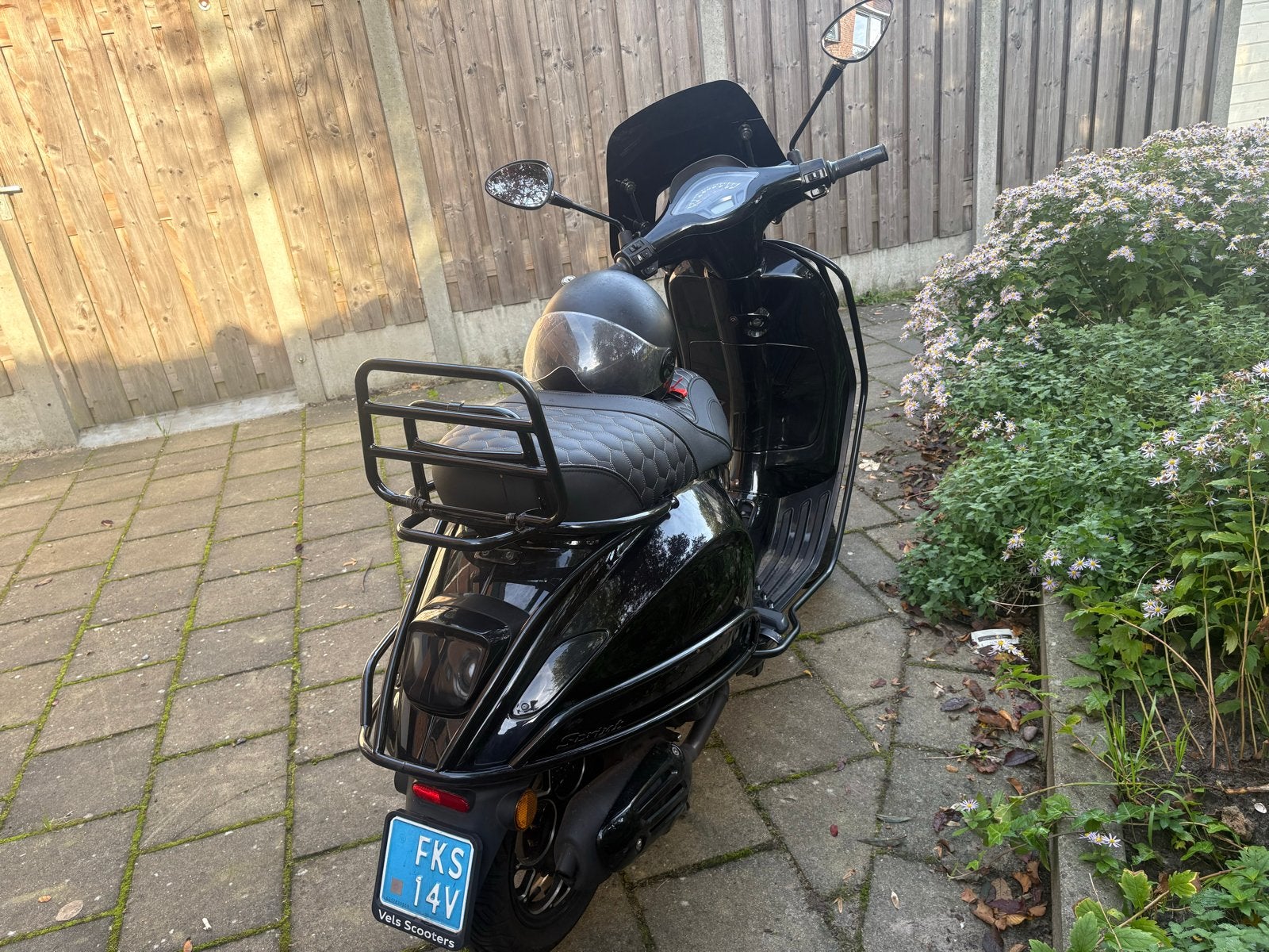 Vespa sprint 2022 zwart glans, Fietsen en Brommers, Ophalen, Zo goed als nieuw, Benzine