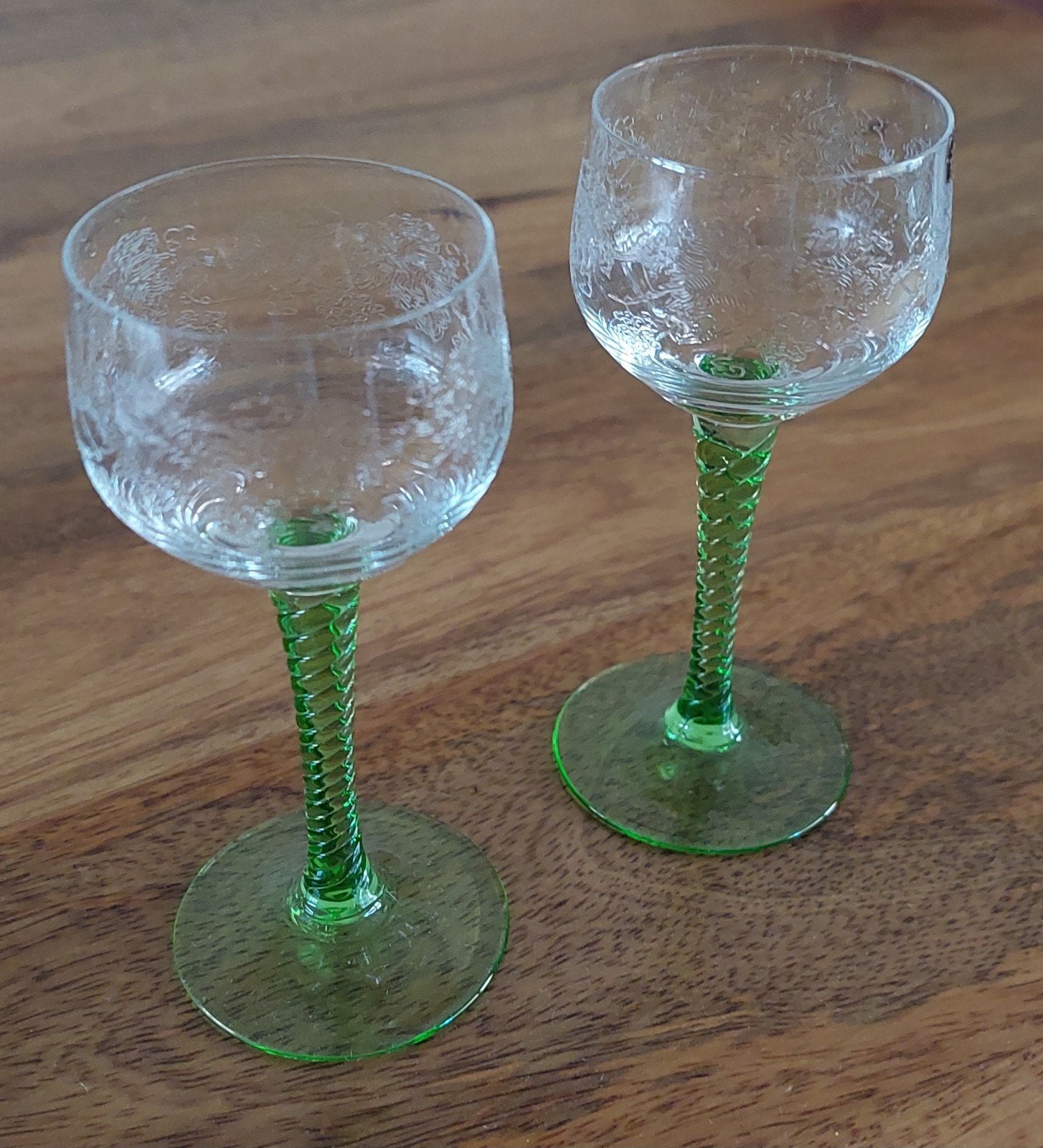 Set van 2 vintage likeurglaasjes met groene gedraaide steel, Ophalen