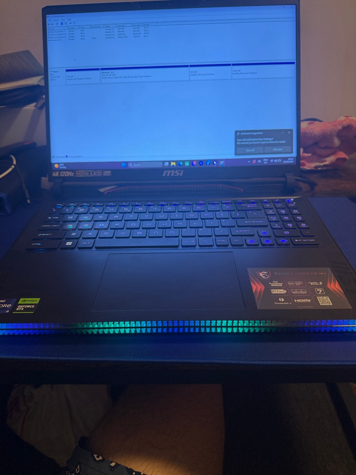 Foto 5 van MSI Raider GE68 HX 14V Gaming Laptop - i9-14900HX, RTX 4070