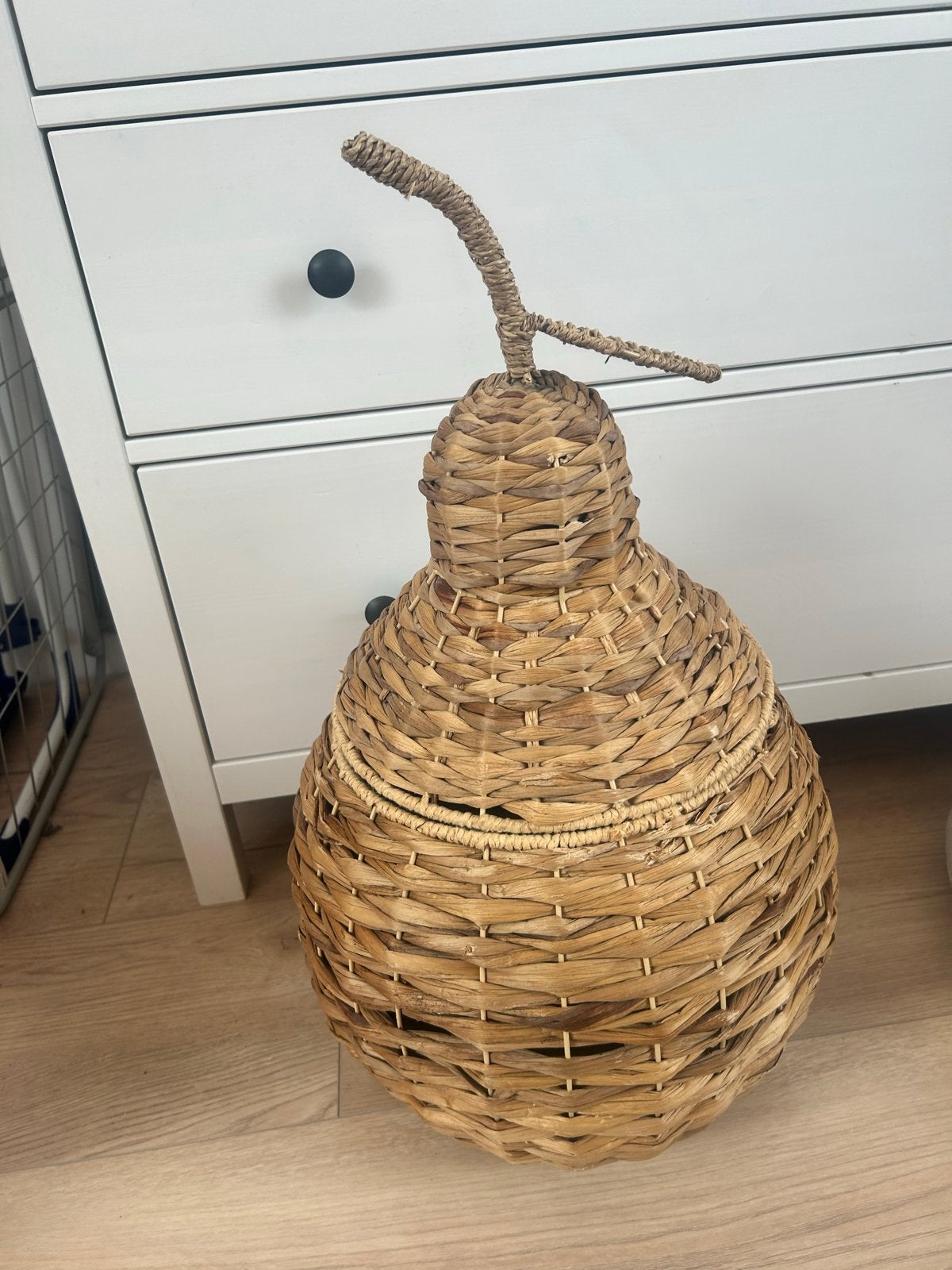 Leuke rieten opbergmand in de vorm van een peer, Ophalen, Mand, Zo goed als nieuw, Riet