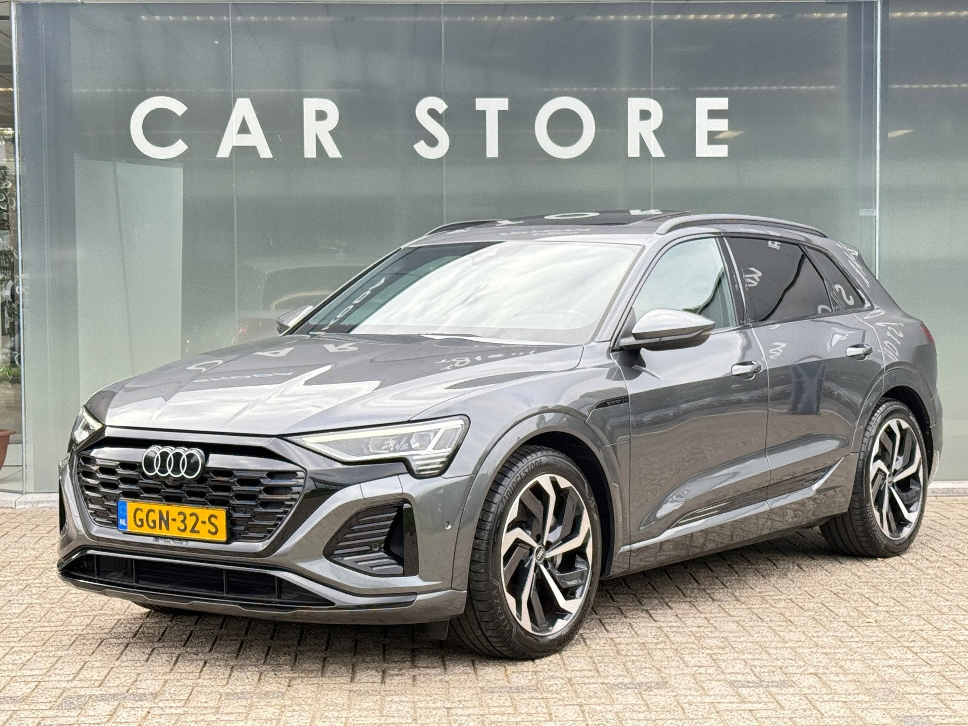 Audi Q8 e-tron 50 QUATRRO S-LINE 95 kWh 94% PANO|LUCHTVERING, Auto's, Automaat, Dealer onderhouden, Zwart, 95 kWh