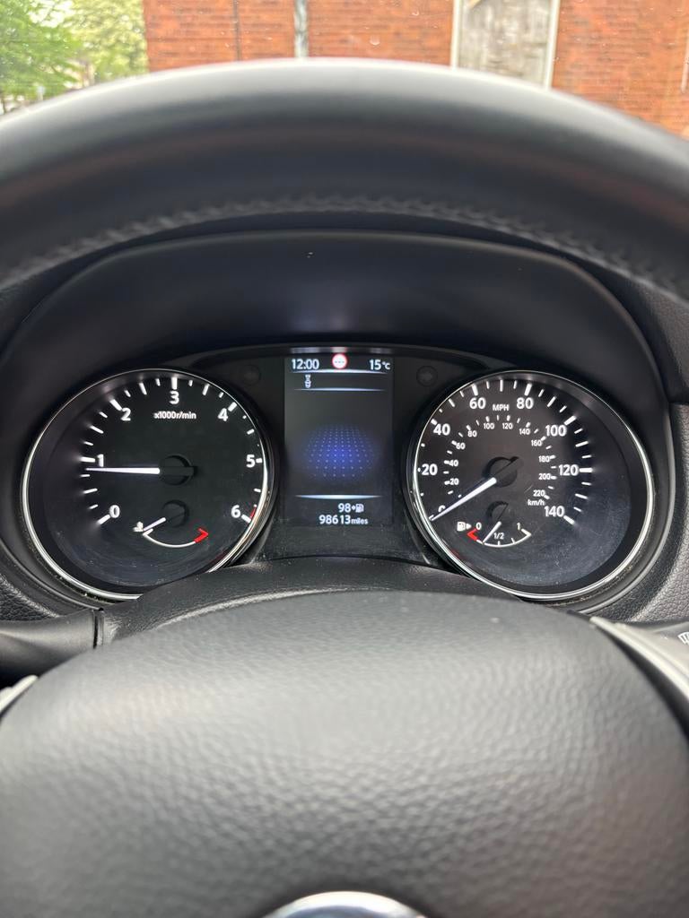 Nissan Qashqai 2015 - Zwart, Goed Onderhouden, Ophalen, Gebruikt, Benzinemotor, 1800 rpm of meer