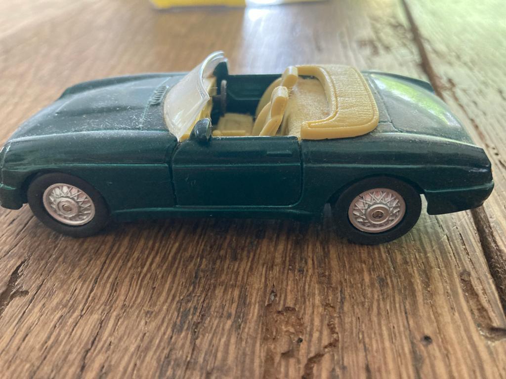 Mooie groene MGB Roadster schaalmodel - Majo Toys, Hobby en Vrije tijd, Modelbouw | Auto's en Voertuigen, Gebruikt, Auto, 1:32 tot 1:50