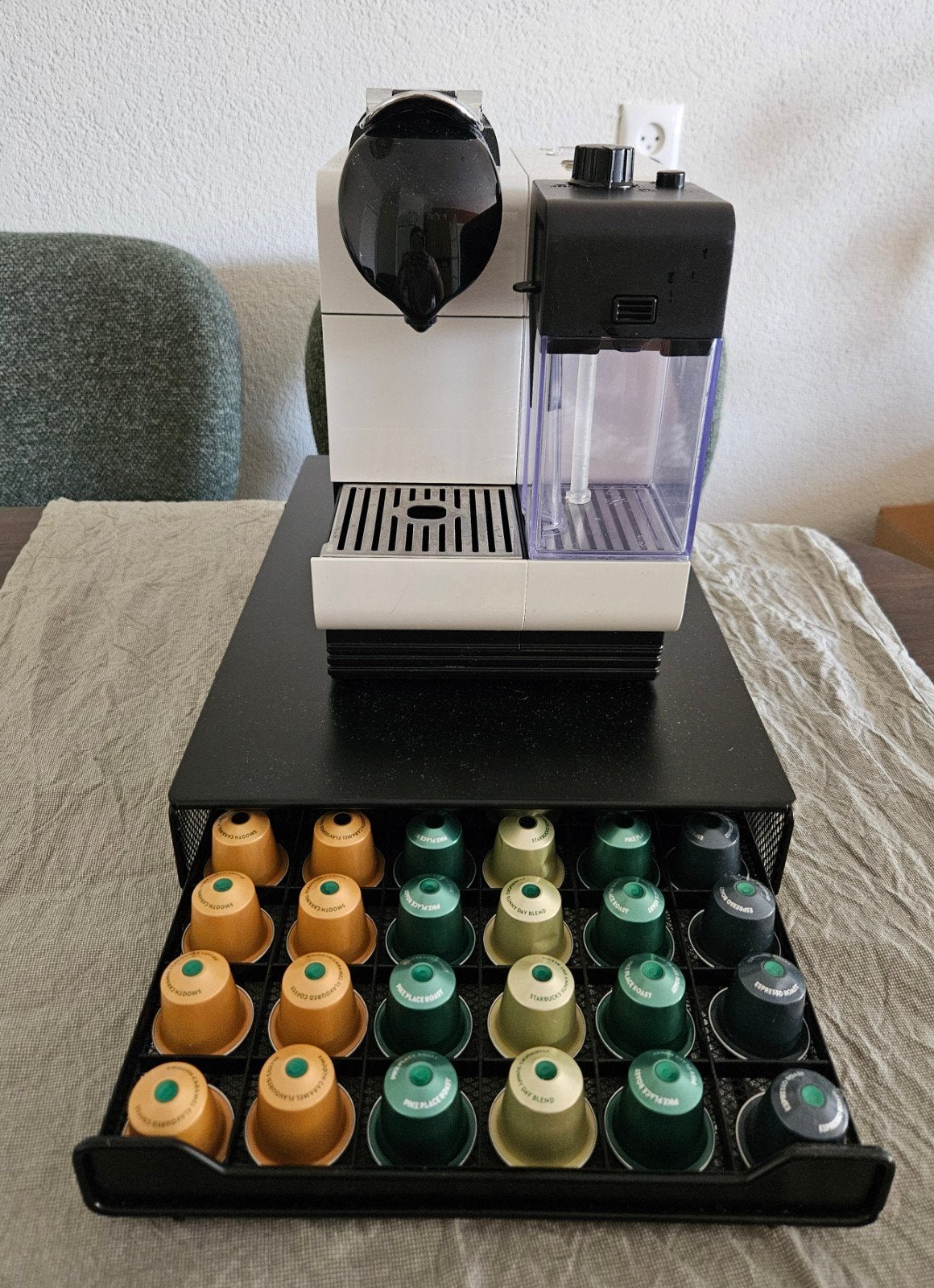 Nespresso De'Longhi Lattissima Plus met cups houder, Ophalen, Koffiepads en cups, Gebruikt, Koffiemachine