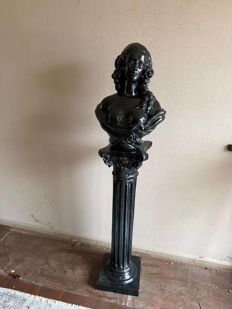 Zwarte buste op sokkel - Klassieke decoratie, Ophalen of Verzenden