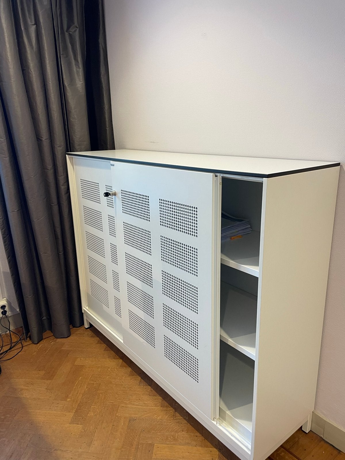 Design kast Ahrend met schuifdeuren, Huis en Inrichting, Ophalen, Gebruikt