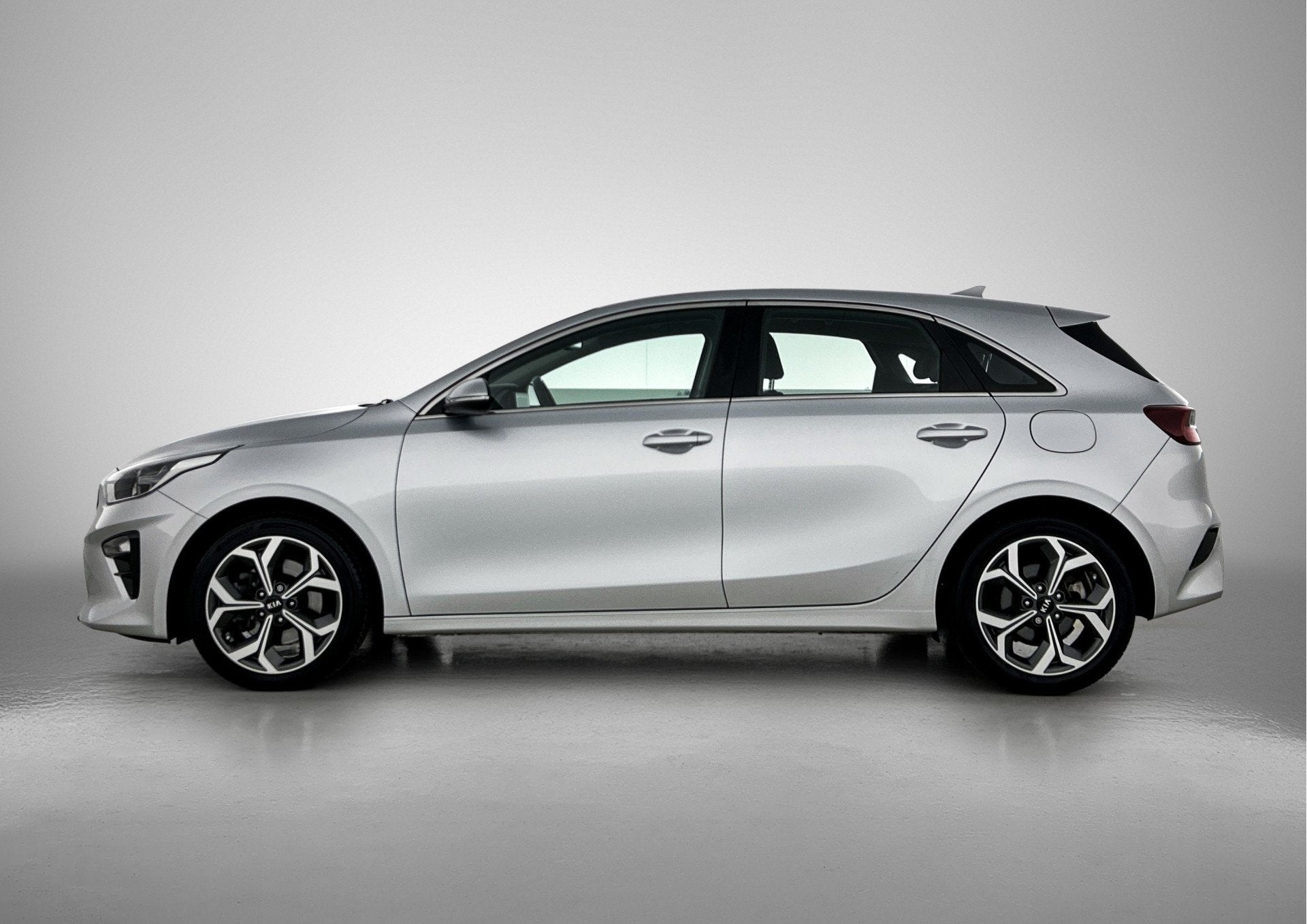 Kia Ceed 1.4 T-GDi DynamicLine | Navigatie | 17' LM Velgen |, Auto's, Kia, 12 maanden, Stof, 4 cilinders, Bedrijf