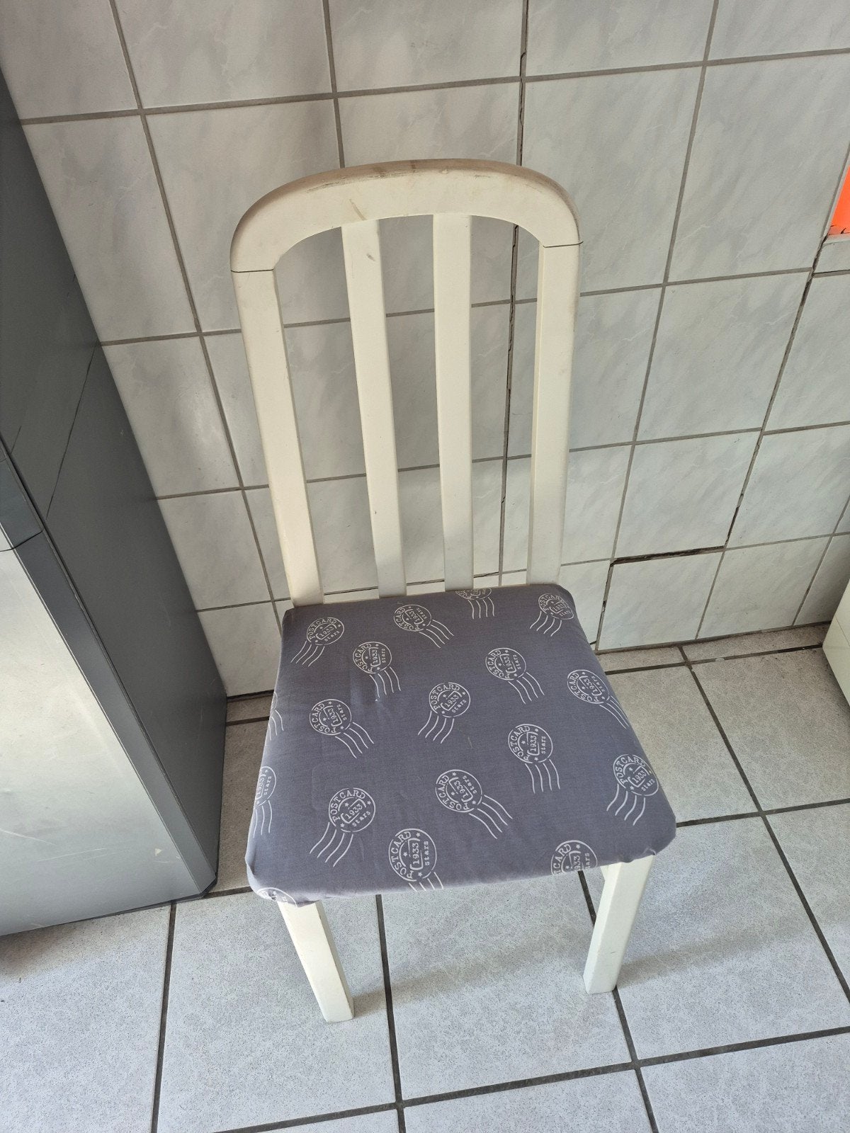 Witte stoel met grijs gestoffeerde zitting, Huis en Inrichting, Stoelen, Ophalen, Gebruikt, Wit, Stof