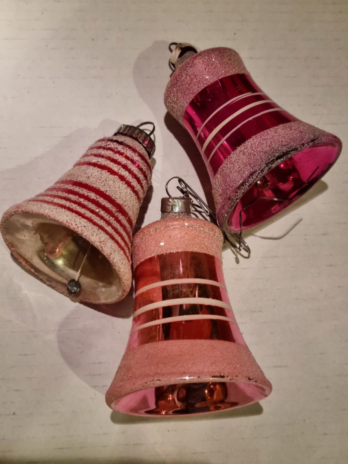ANTIEKE GEKLEURDE KERST KLOKKEN MET KLEPPEL, Diversen, Ophalen of Verzenden