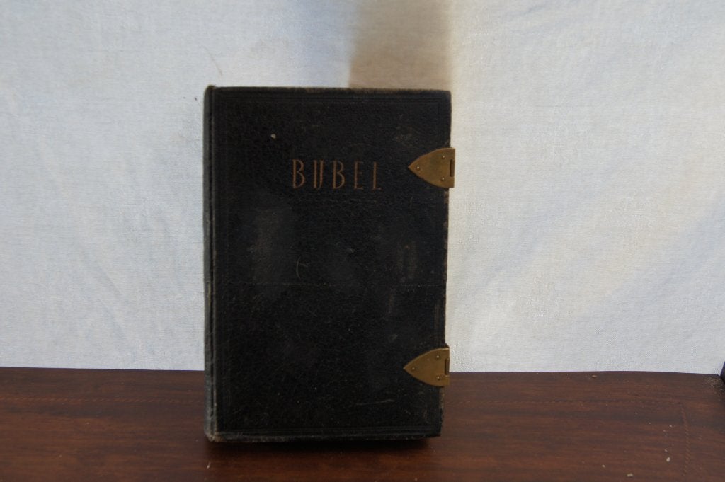 Antieke Bijbel met leren kaft en koper sluitingen, Antiek en Kunst, Ophalen, Onbekend
