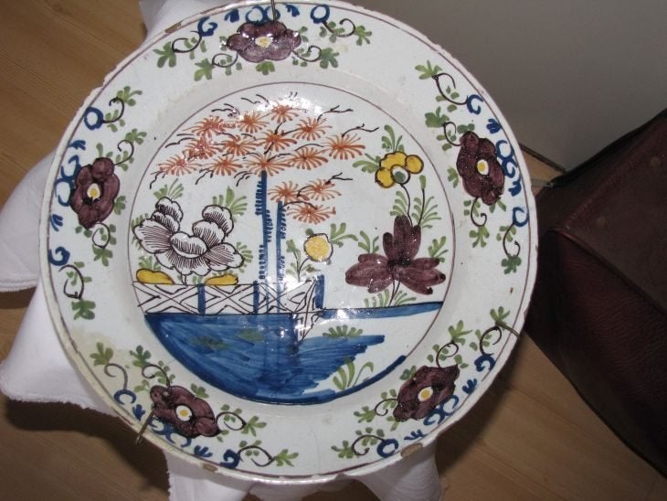Delft gekleurd bord, Antiek en Kunst, Antiek | Keramiek en Aardewerk, Verzenden