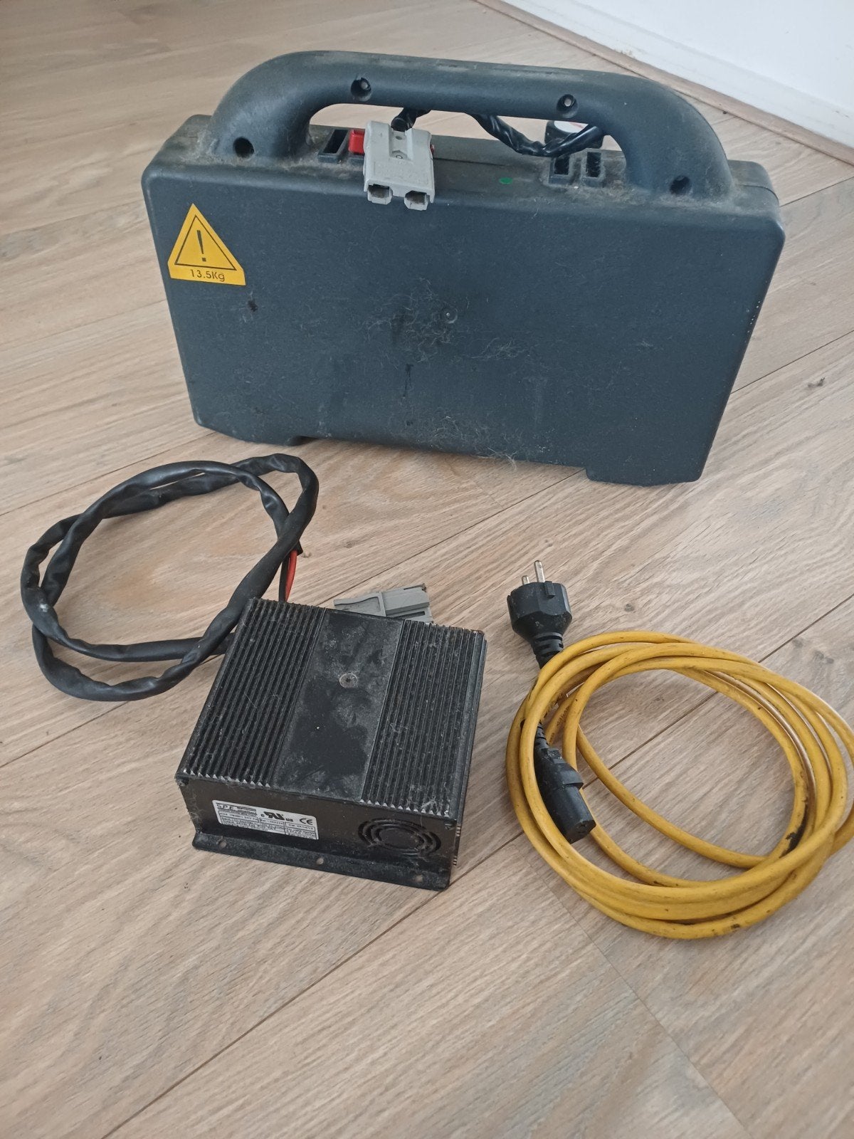 24V Acculader (defecte accu koffer)+ lege koffer, Ophalen, Gebruikt, Oplaadbaar