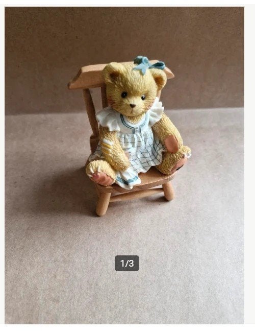 Beren beeldje Dina op stoel hh, Cherished teddies, Onbekend, Ophalen of Verzenden, Cherished Teddies