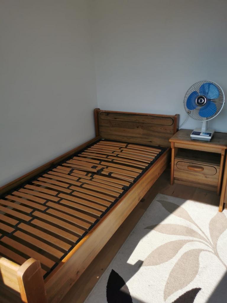 Eenpersoons bed, kast en nachtkastje - Zo goed als nieuw, Huis en Inrichting, Slaapkamer | Complete slaapkamers, Ophalen, Zo goed als nieuw