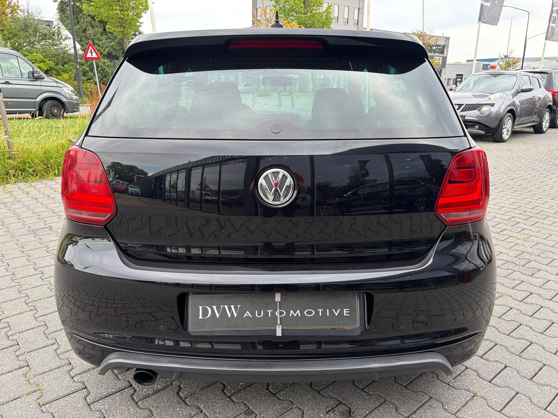 Volkswagen Polo 1.2 TSI R-Line Automaat, Auto's, Euro 5, Stof, Gebruikt, Zwart