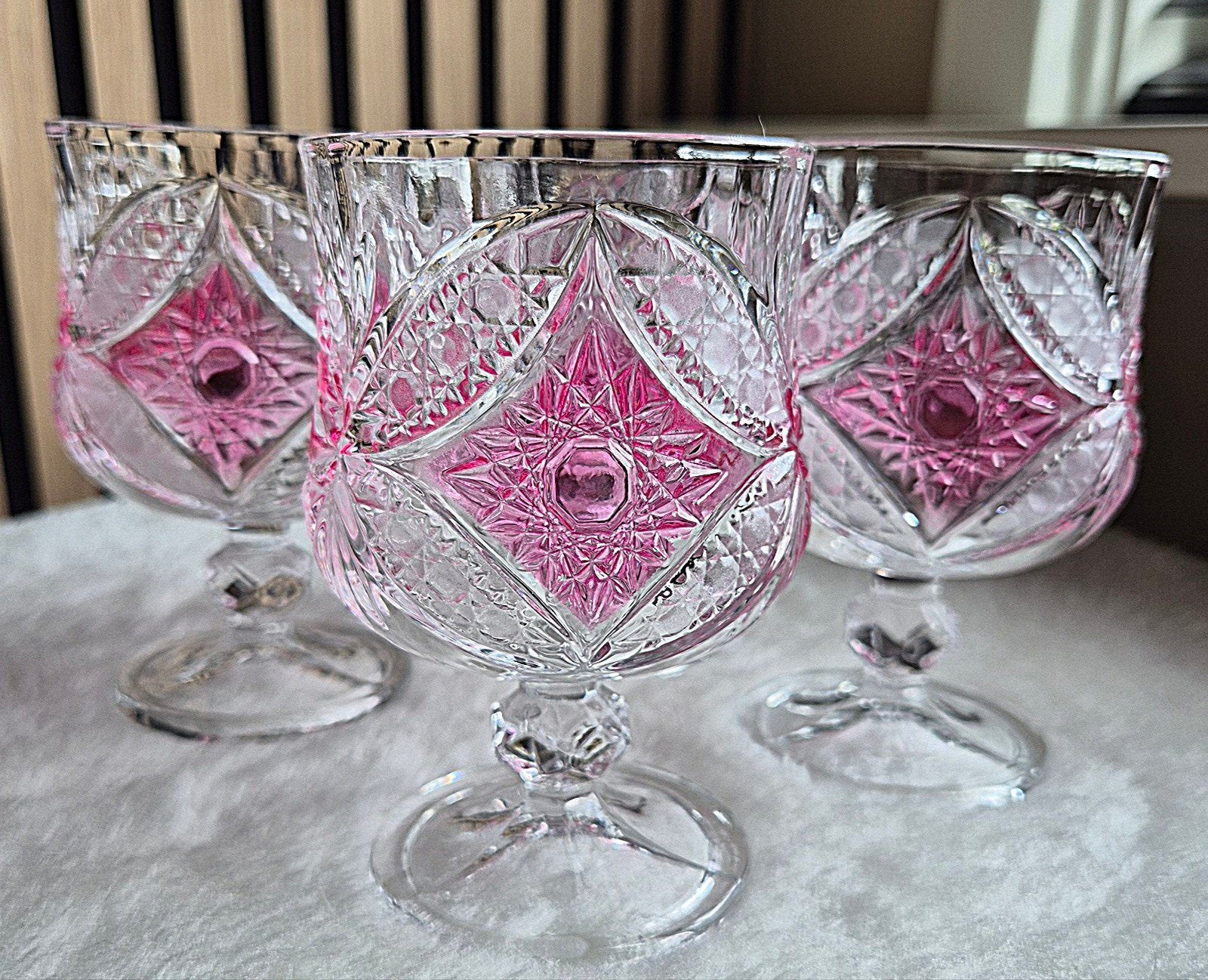 4 Elegante wijnglazen / waterglazen met Roze accenten, Ophalen of Verzenden, Zo goed als nieuw, Overige typen