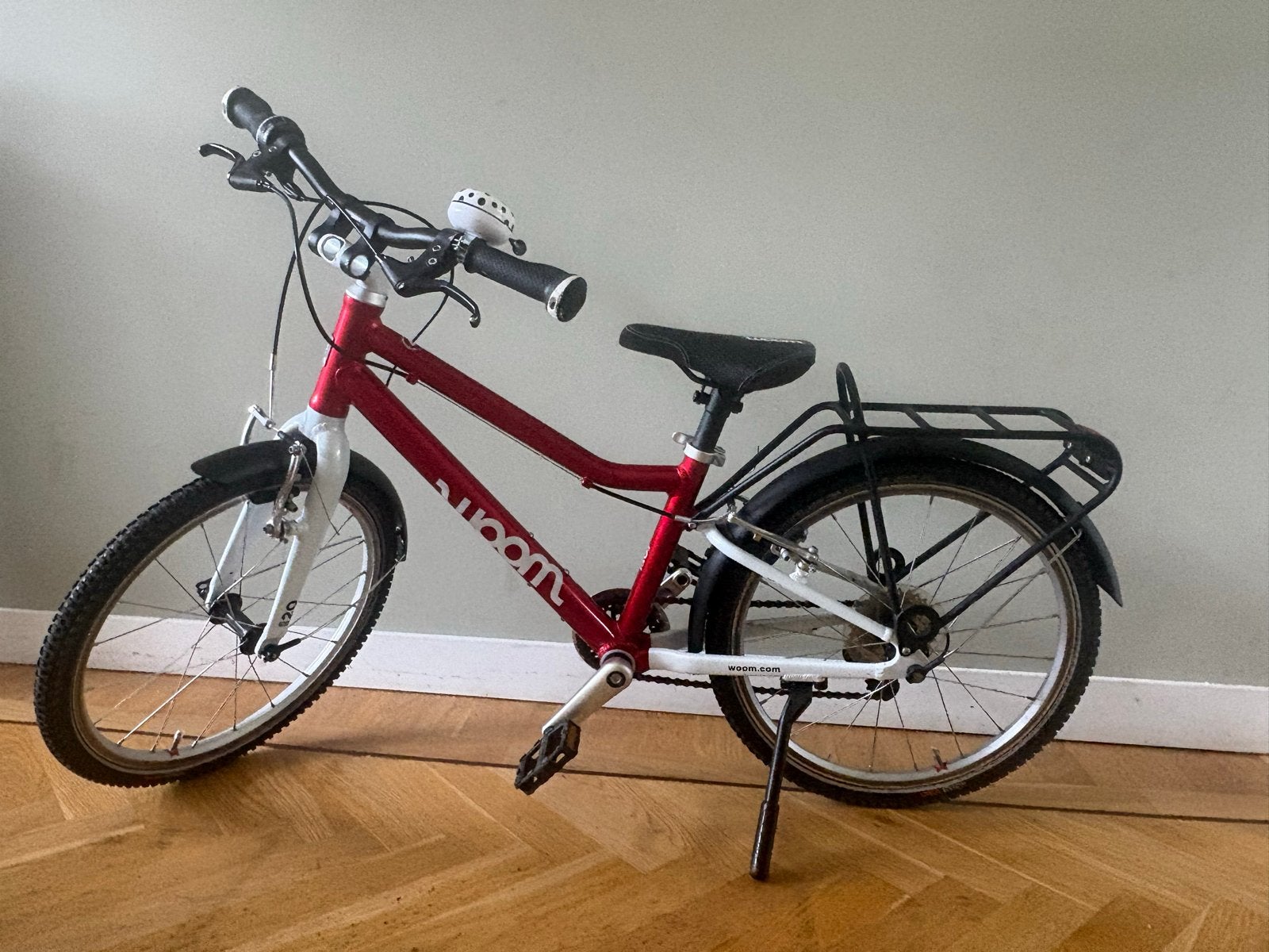 Woom 4, cherry red - 20 inch met spatborden en bagagedrager, Fietsen en Brommers, Fietsen | Kinderfietsjes, Ophalen, Zo goed als nieuw