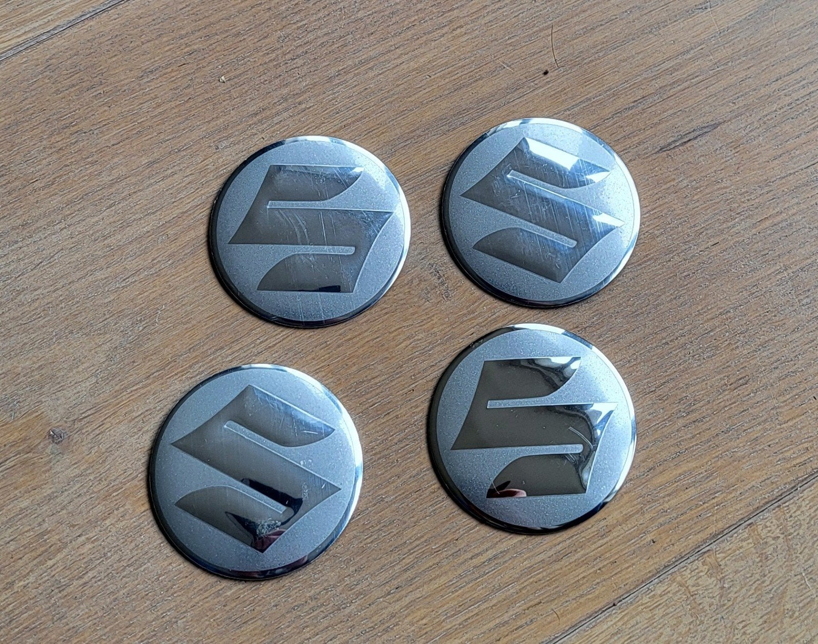 Set van 4 aluminium Suzuki naafkapstickers/ wieldopstickers., Ophalen of Verzenden, Nieuw