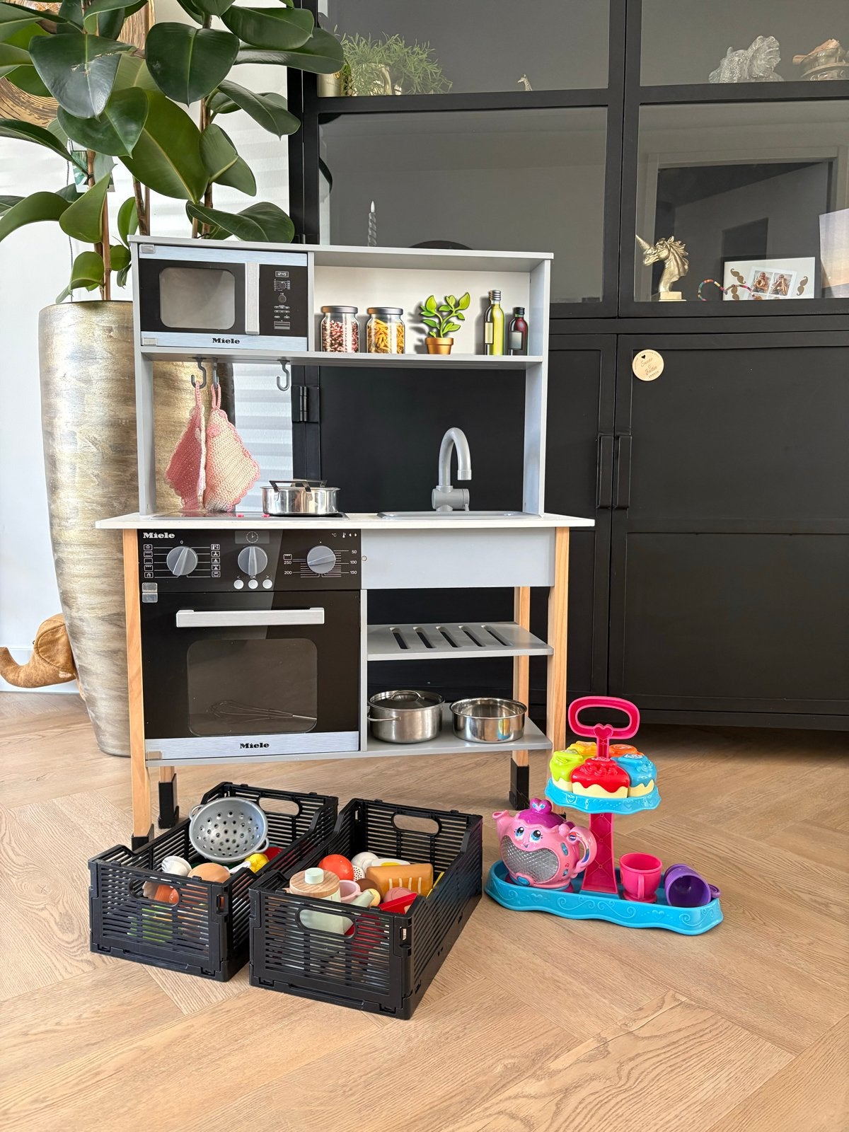 Miele speelkeuken met accessoires en theeset, Ophalen, Gebruikt, Hout, Speelkeuken