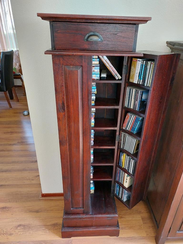 Hoge houten kast, koloniale stijl, Ophalen, Zo goed als nieuw, Hout, Cd's of Dvd's