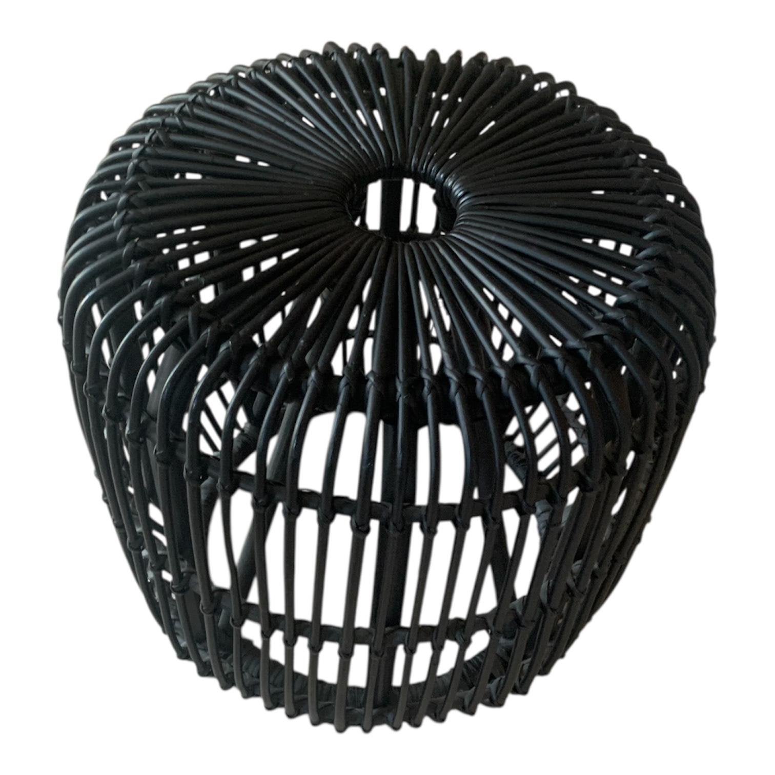 Zwarte rotan poef / bijzettafel – stijlvolle open structuur, Ophalen, Minder dan 50 cm, Rond, Zo goed als nieuw